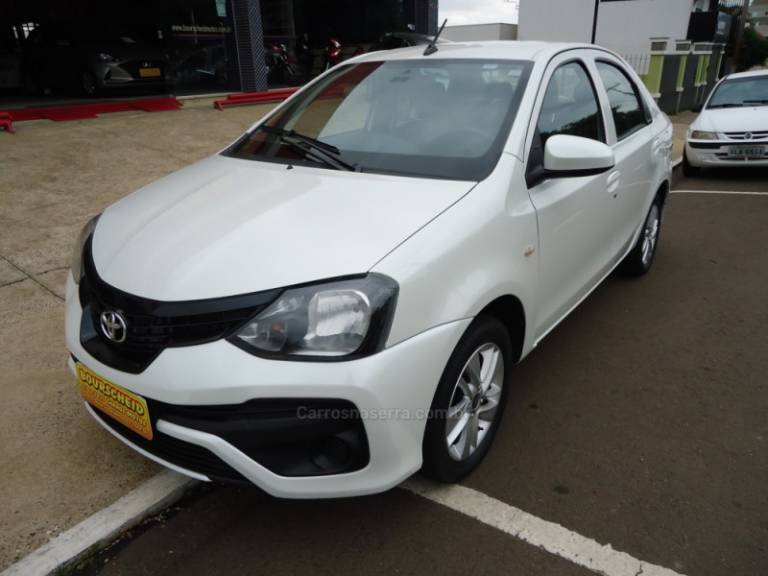 TOYOTA - ETIOS 1.5 X PLUS 16V FLEX 4P AUTOMÁTICO - 2018/2019 - Branca - R$ 64.923,00