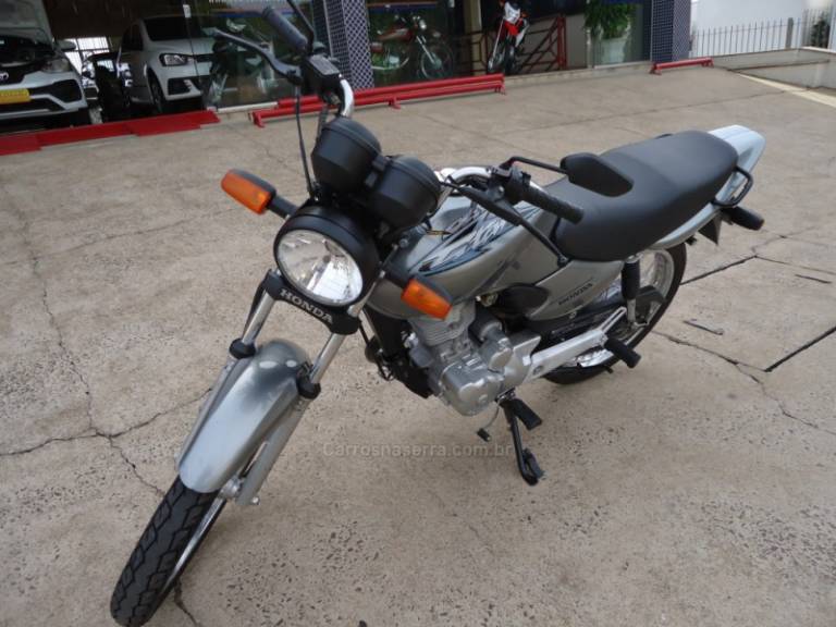 HONDA - CG 125 TITAN ES - 2001/2001 - Prata - R$ 7.800,00
