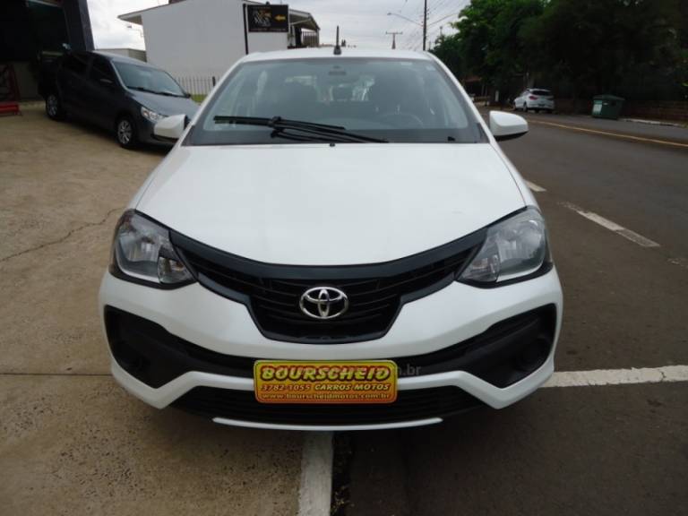 TOYOTA - ETIOS 1.5 X PLUS 16V FLEX 4P AUTOMÁTICO - 2018/2019 - Branca - R$ 64.923,00