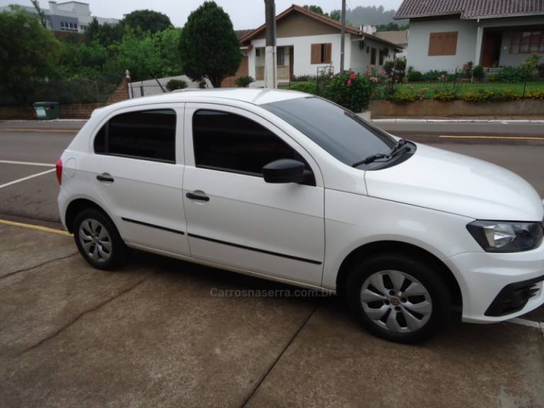 VOLKSWAGEN - GOL 1.0 TEC 8V FLEX 4P MANUAL - 2018/2018 - Branca - R$ 45.823,00