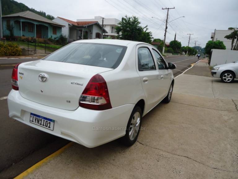 TOYOTA - ETIOS 1.5 X PLUS 16V FLEX 4P AUTOMÁTICO - 2018/2019 - Branca - R$ 64.923,00