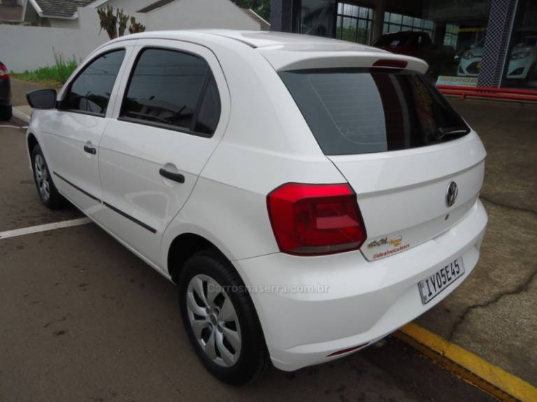 VOLKSWAGEN - GOL 1.0 TEC 8V FLEX 4P MANUAL - 2018/2018 - Branca - R$ 45.823,00