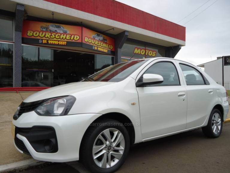 TOYOTA - ETIOS 1.5 X PLUS 16V FLEX 4P AUTOMÁTICO - 2018/2019 - Branca - R$ 64.923,00