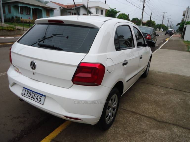 VOLKSWAGEN - GOL 1.0 TEC 8V FLEX 4P MANUAL - 2018/2018 - Branca - R$ 45.823,00