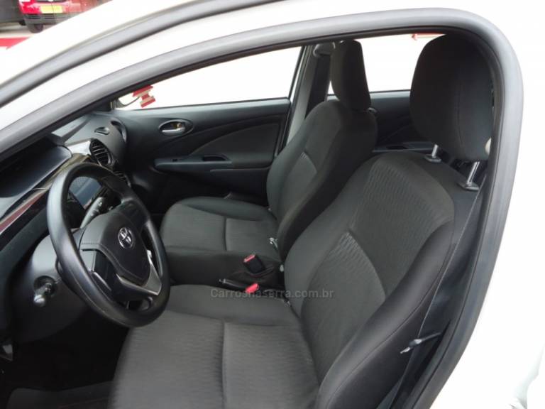 TOYOTA - ETIOS 1.5 X PLUS 16V FLEX 4P AUTOMÁTICO - 2018/2019 - Branca - R$ 64.923,00