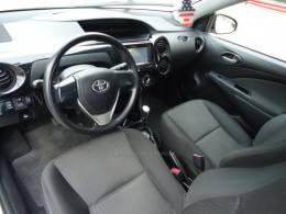 TOYOTA - ETIOS 1.5 X PLUS 16V FLEX 4P AUTOMÁTICO - 2018/2019 - Branca - R$ 64.923,00