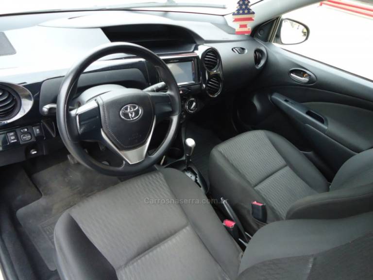 TOYOTA - ETIOS 1.5 X PLUS 16V FLEX 4P AUTOMÁTICO - 2018/2019 - Branca - R$ 64.923,00