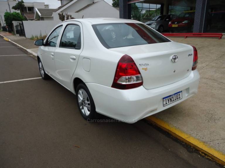 TOYOTA - ETIOS 1.5 X PLUS 16V FLEX 4P AUTOMÁTICO - 2018/2019 - Branca - R$ 64.923,00